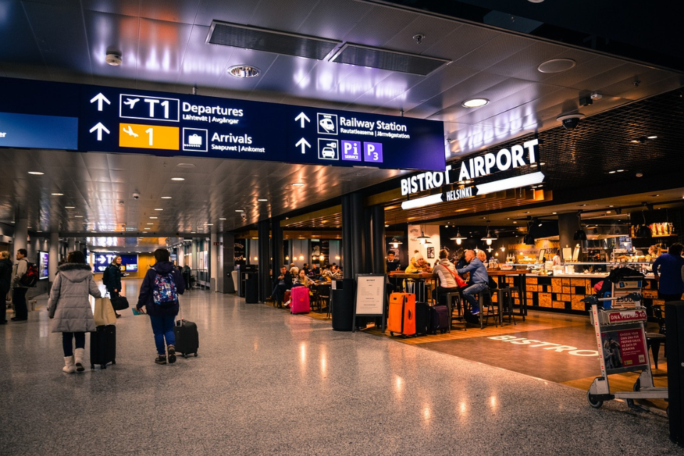 В аеропортах Фінляндії спостерігається зростання пасажиропотоку, але він залишається нижчим за допандемічний рівень