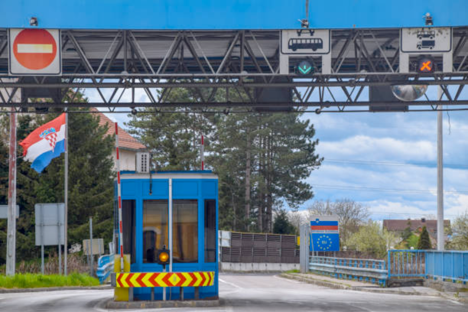 Уздовж словенсько-хорватського кордону відкриються центри обробки мігрантів